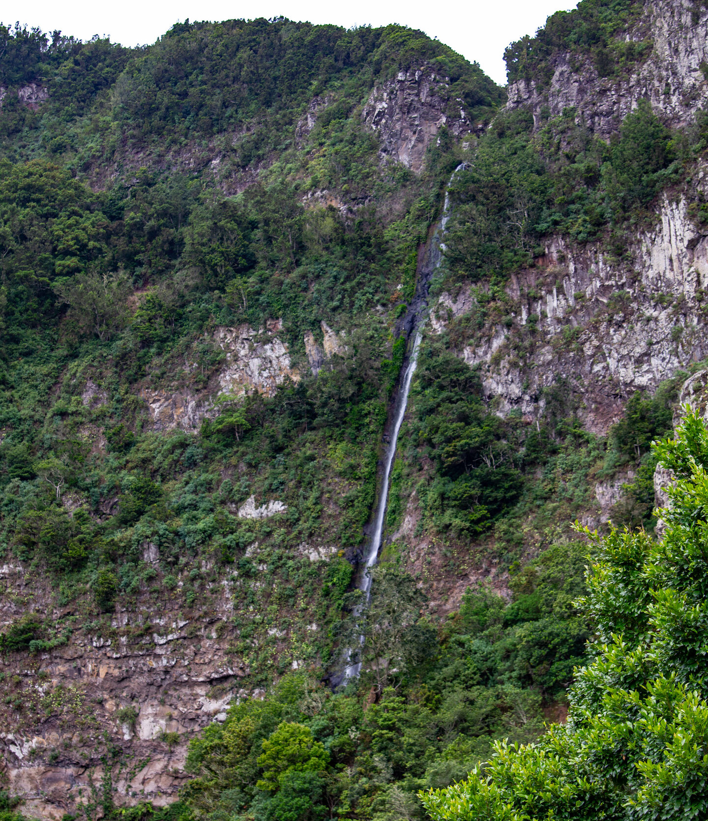 der Wasserfall El Cedro stützt entlang einer steilen Felswand in Tal