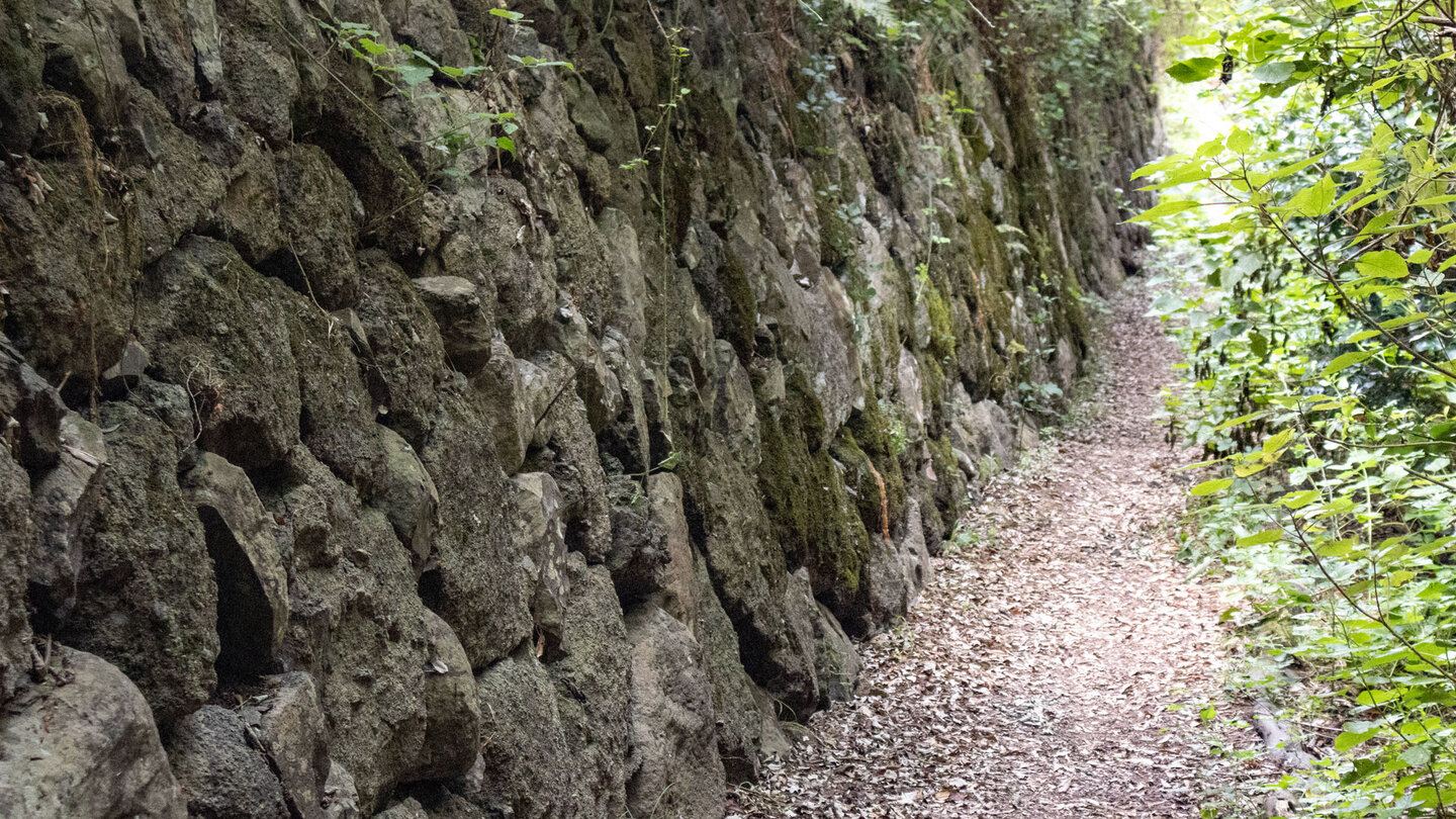 Route entlang einer Steinmauer auf dem Rückweg nach Hermigua