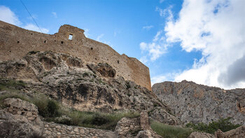 Das Castillo Nuevo in Bedmar vor dem Berg Cuevas del Aire