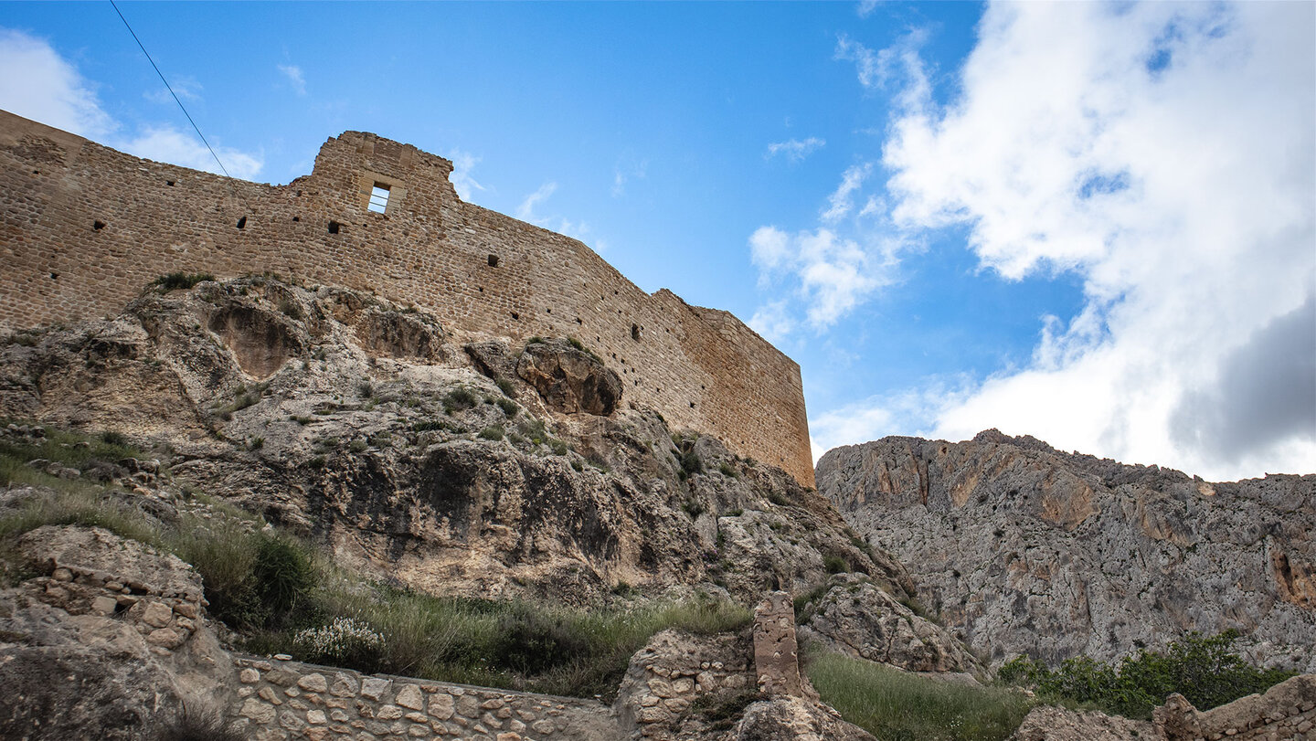 Das Castillo Nuevo in Bedmar vor dem felsigen Berg Cuevas del Aire Das Castillo Nuevo in Bedmar vor dem Berg Cuevas del Aire