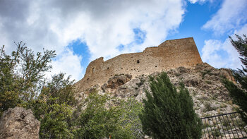 das Castillo Nuevo thront auf auf einem Felsen über Bedmar