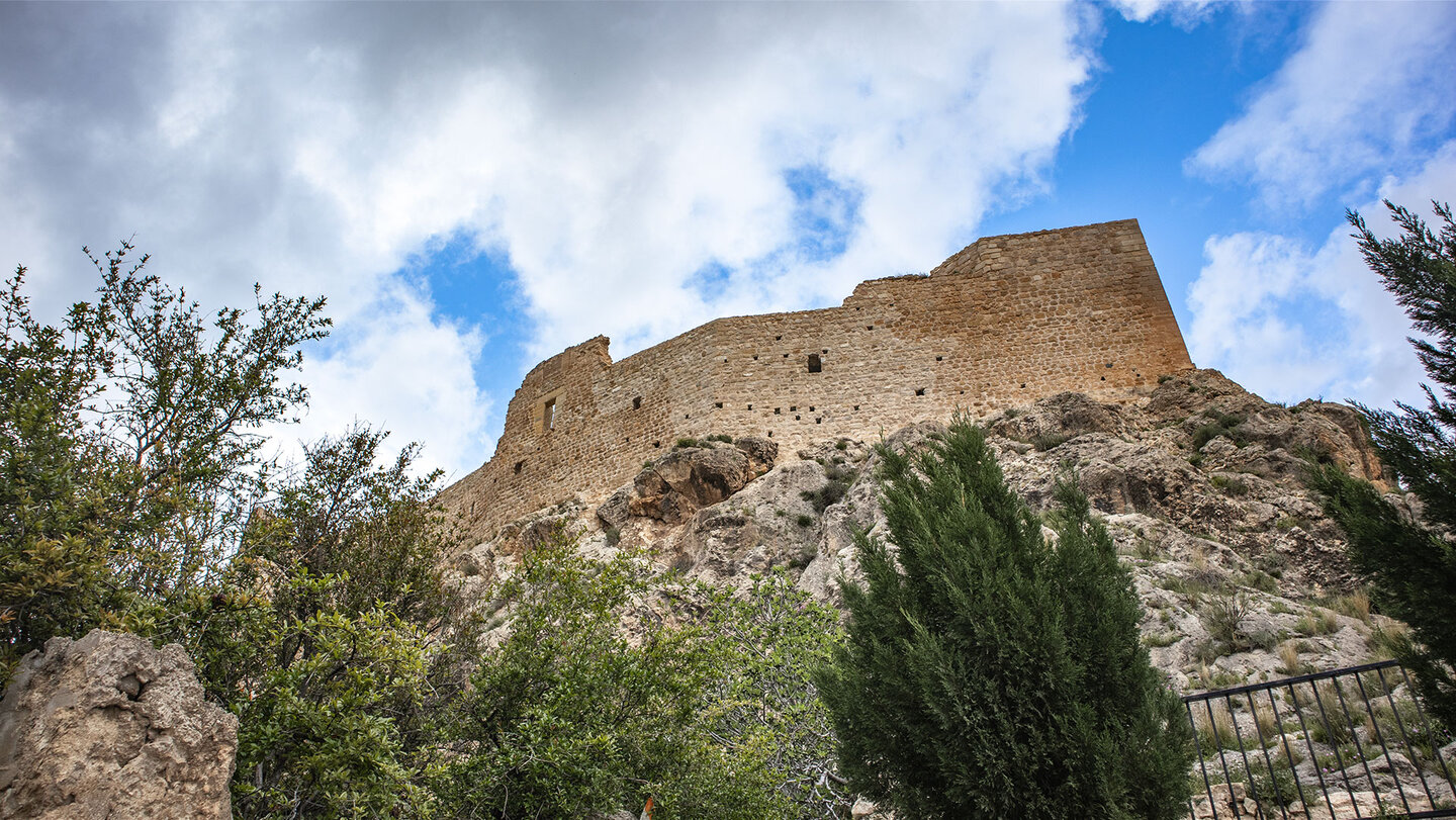 das Castillo Nuevo thront auf auf einem Felsen über dem Ort Bedmar das Castillo Nuevo thront auf auf einem Felsen über Bedmar