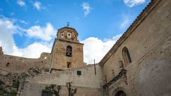 das Castillo Nuevo de Bedmar hinter der Kirche Nuestra Señora de la Asunción