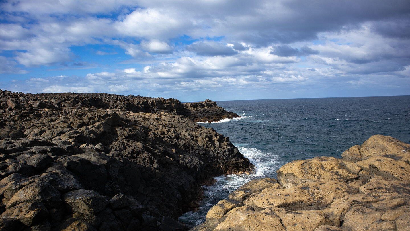 raue Lavaküste im Süden der Insel Lanzarote Lavaküste im Süden von Lanzarote