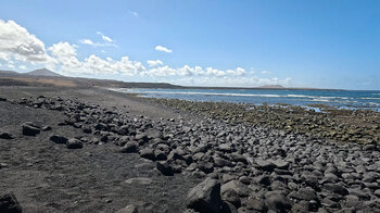 Blick vom Playa de Janubio entlang der Costa del Rubicón