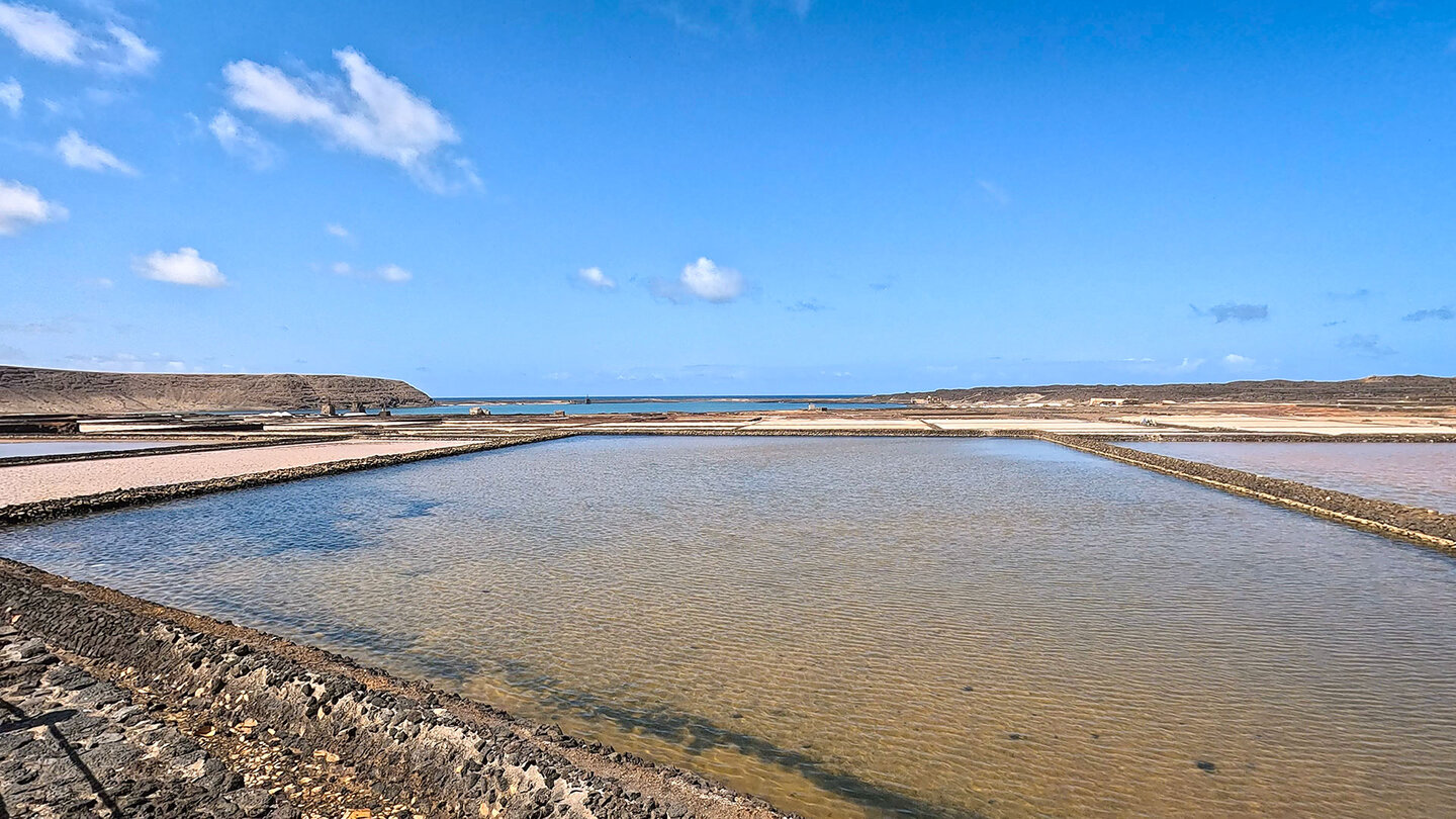 die Salinas de Janubio mit der Lagune die Salinas de Janubio mit der Lagune