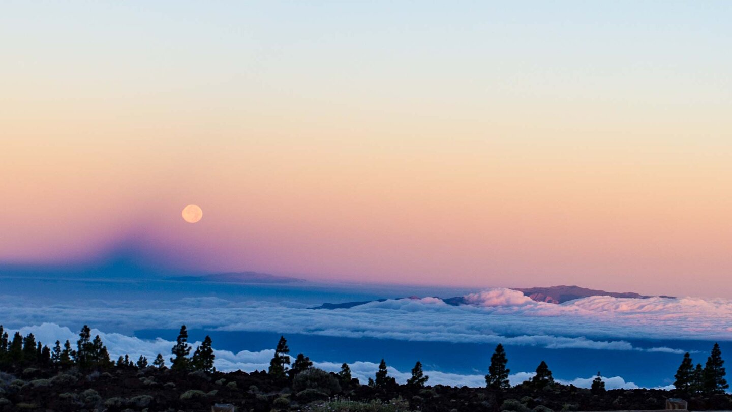 in den Morgenstunden reicht der Schatten des Teide bis La Gomera und El Hierro