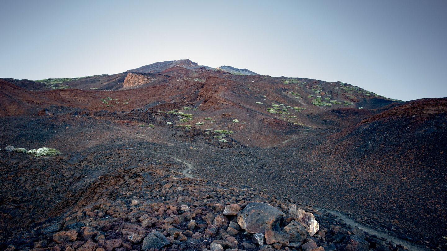 Blick auf karges Vulkangebiet an der Kraterlandschaft der Narices del Teide