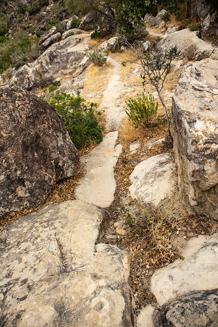 Wanderpfad in der Felslandschaft des Naturparks Los Alcornocales