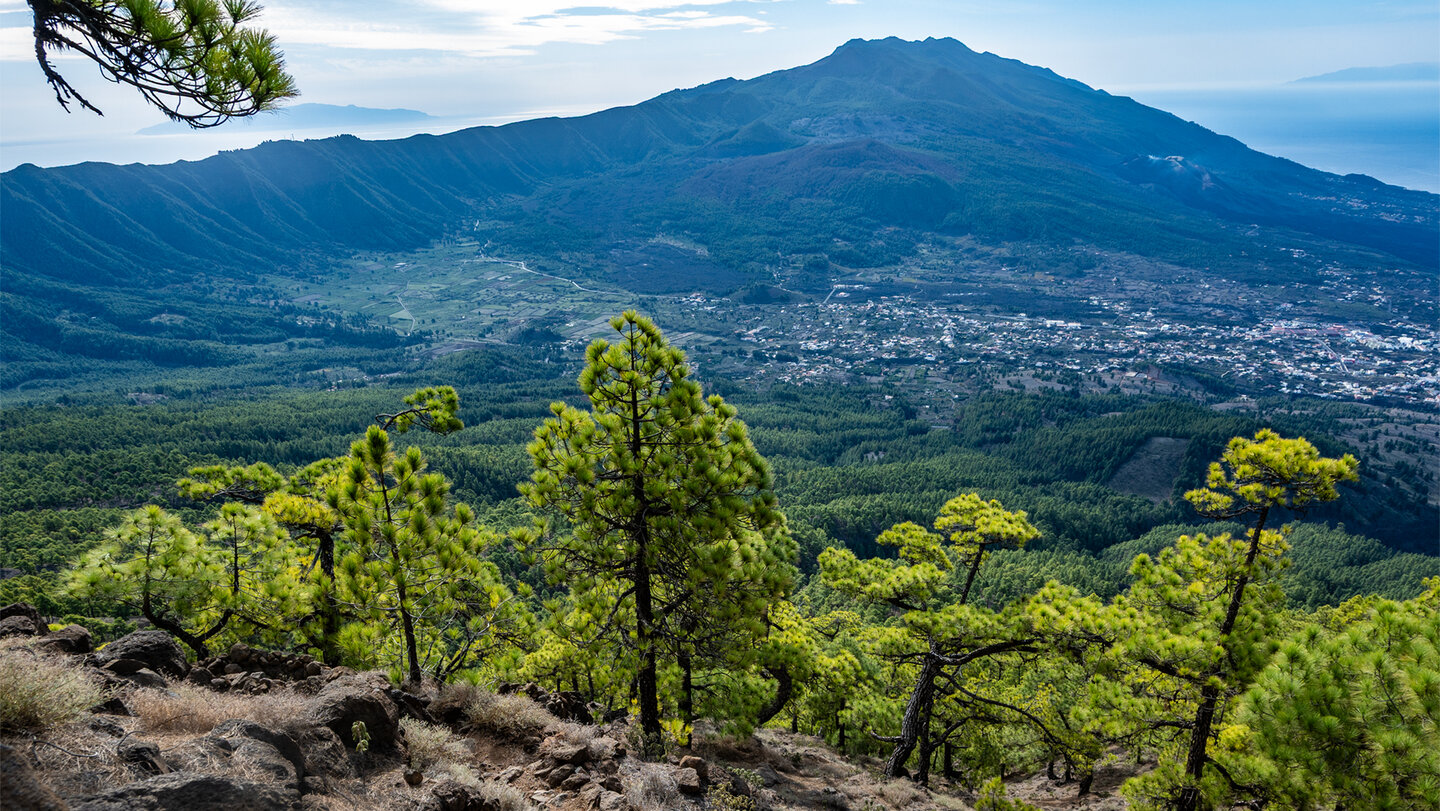 Panoramablick zur Cumbre Vieja mit den Inseln El Hierro und La Gomera