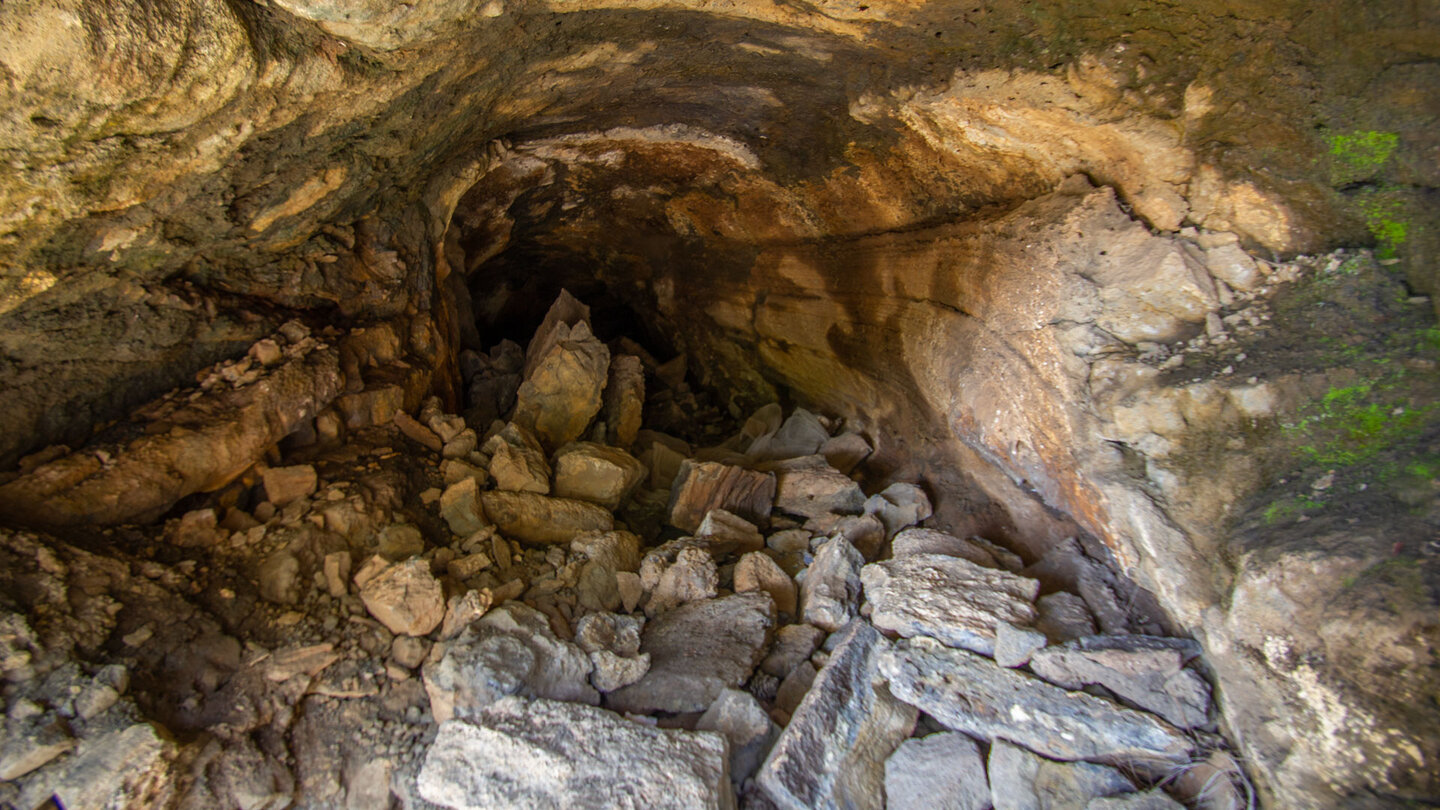 vulkanische Höhle am Wanderweg