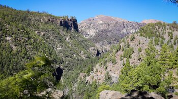 Felswand über der Schlucht Barranco del Río mit dem Berg Morro del Río