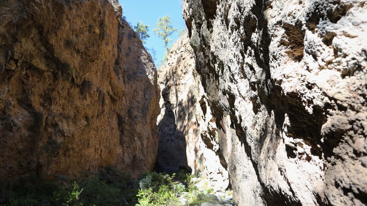 steil aufragende Felswände an einer Engstelle im Barranco del Río