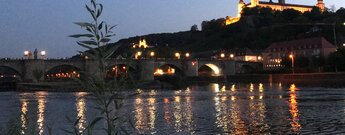 die Alte Mainbrücke in Würzburg mit dem Schloss im Hintergrund