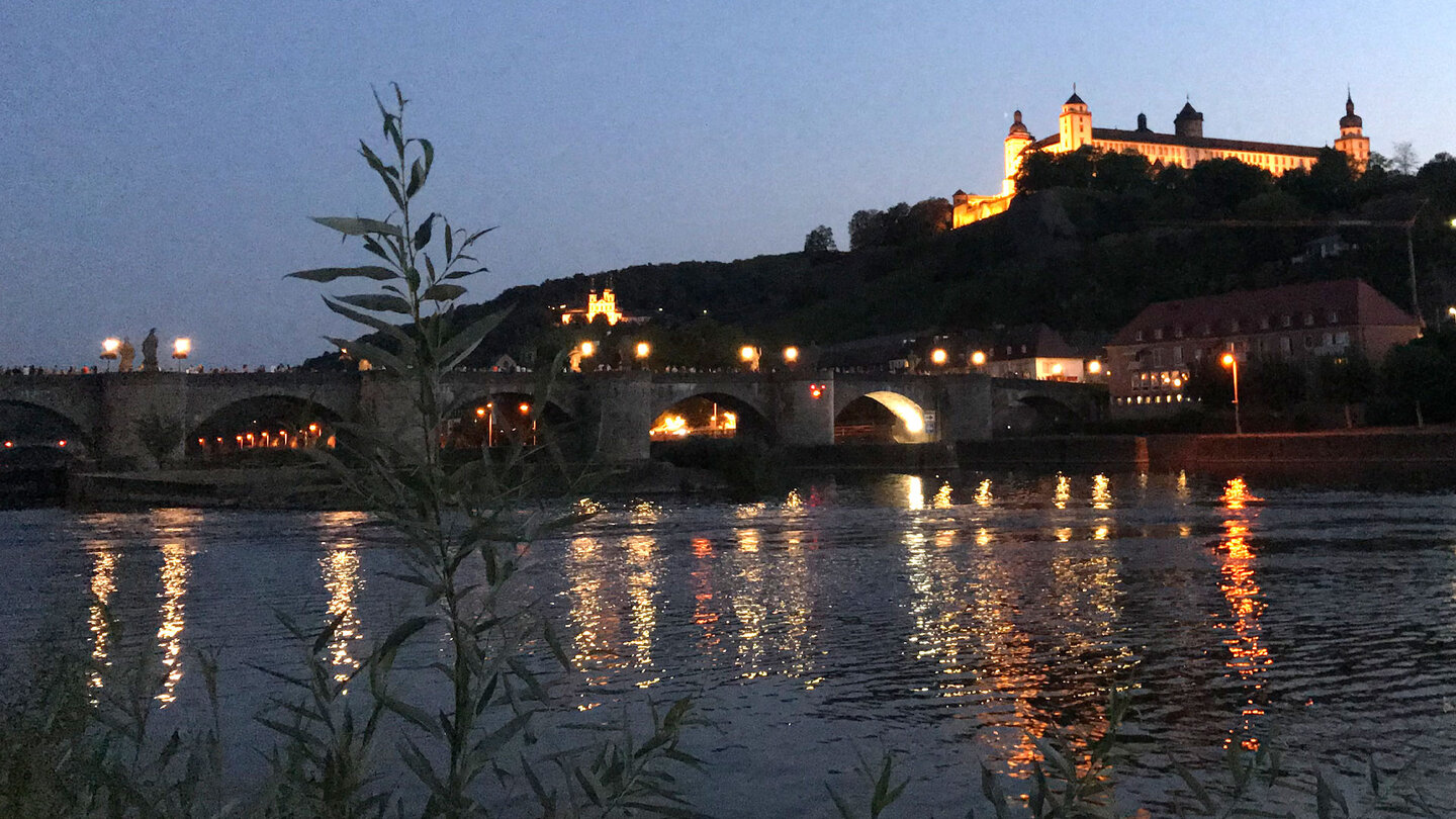 die Alte Mainbrücke in Würzburg mit dem Schloss im Hintergrund