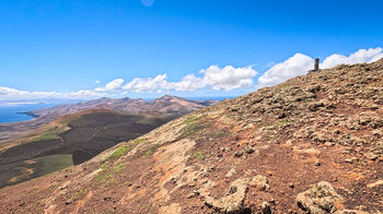 Gipfelblick vom Guardilama auf das Los Ajaches auf Lanzarote mit Fuerteventura im Hintergrund