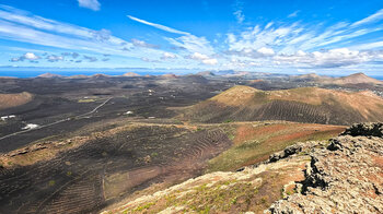 vom Montaña de Guardilama blickt man bis zum Famara-Gebirge auf Lanzarote