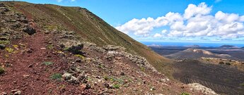 Wanderweg am Kraterrand des Guardilama auf Lanzarote mit Blick in den Krater