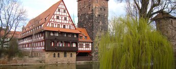 Blick über die Pegnitz zum Henkersturm rechts