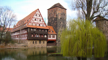 Blick über die Pegnitz zum Henkersturm rechts