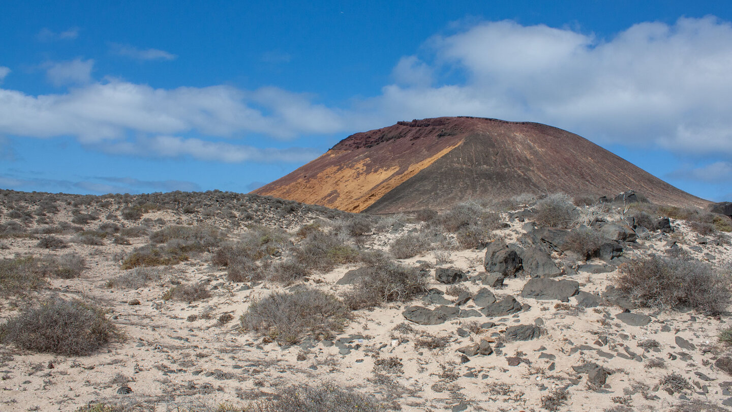 der Montaña Amarilla hinter einer Sandlandschaft der Montaña Amarilla hinter einer Sandlandschaft