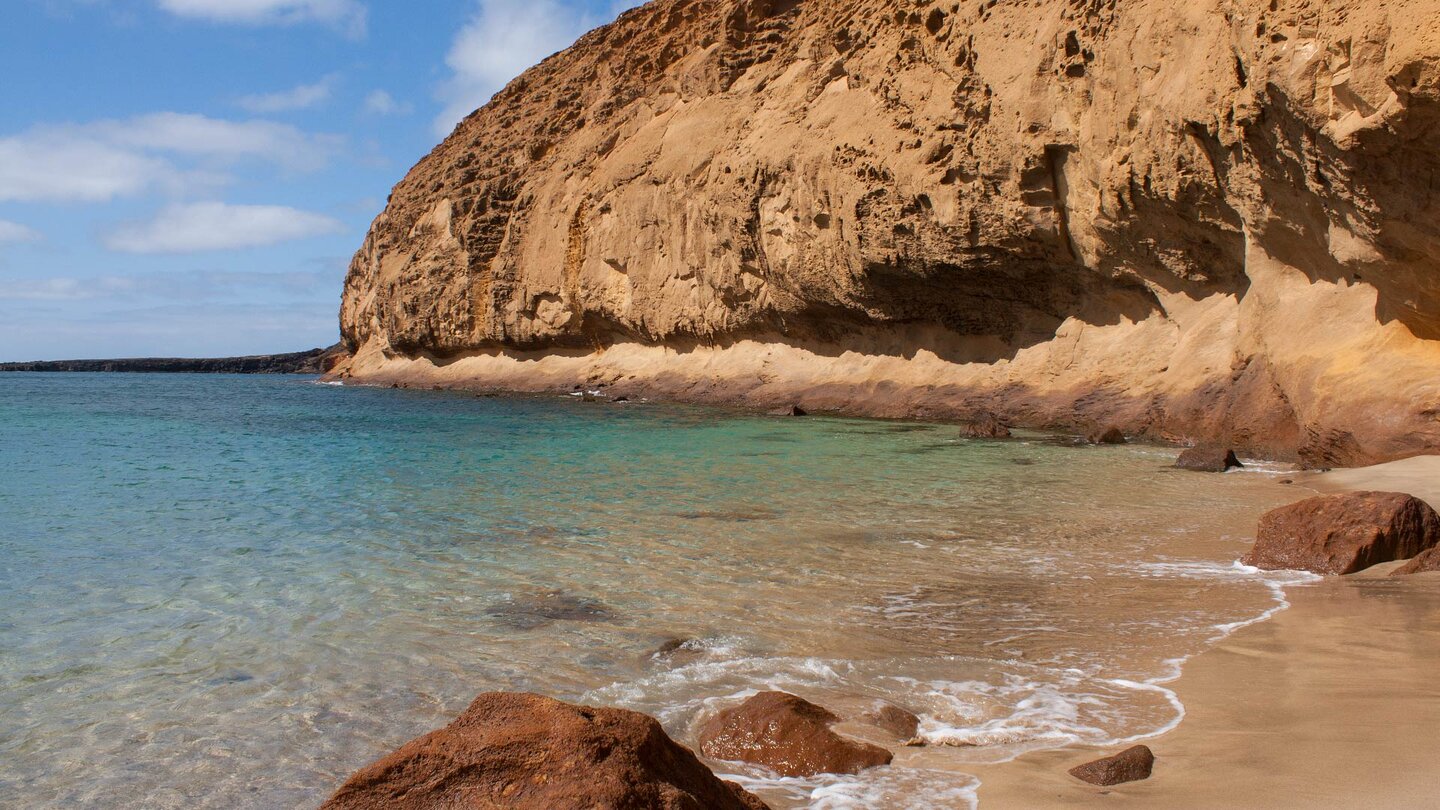 Sandstrand Playa de la Cocina mit der eindrucksvollen Bergflanke des Amarilla