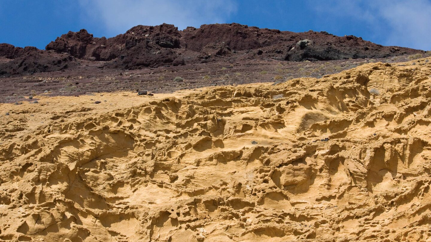 rötliches und gelbes Tuffgestein am steil aufragenden Montaña Amarilla