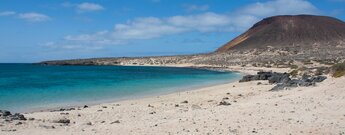 Blick über die türkisgrüne Bucht des Strands Playa Francesa