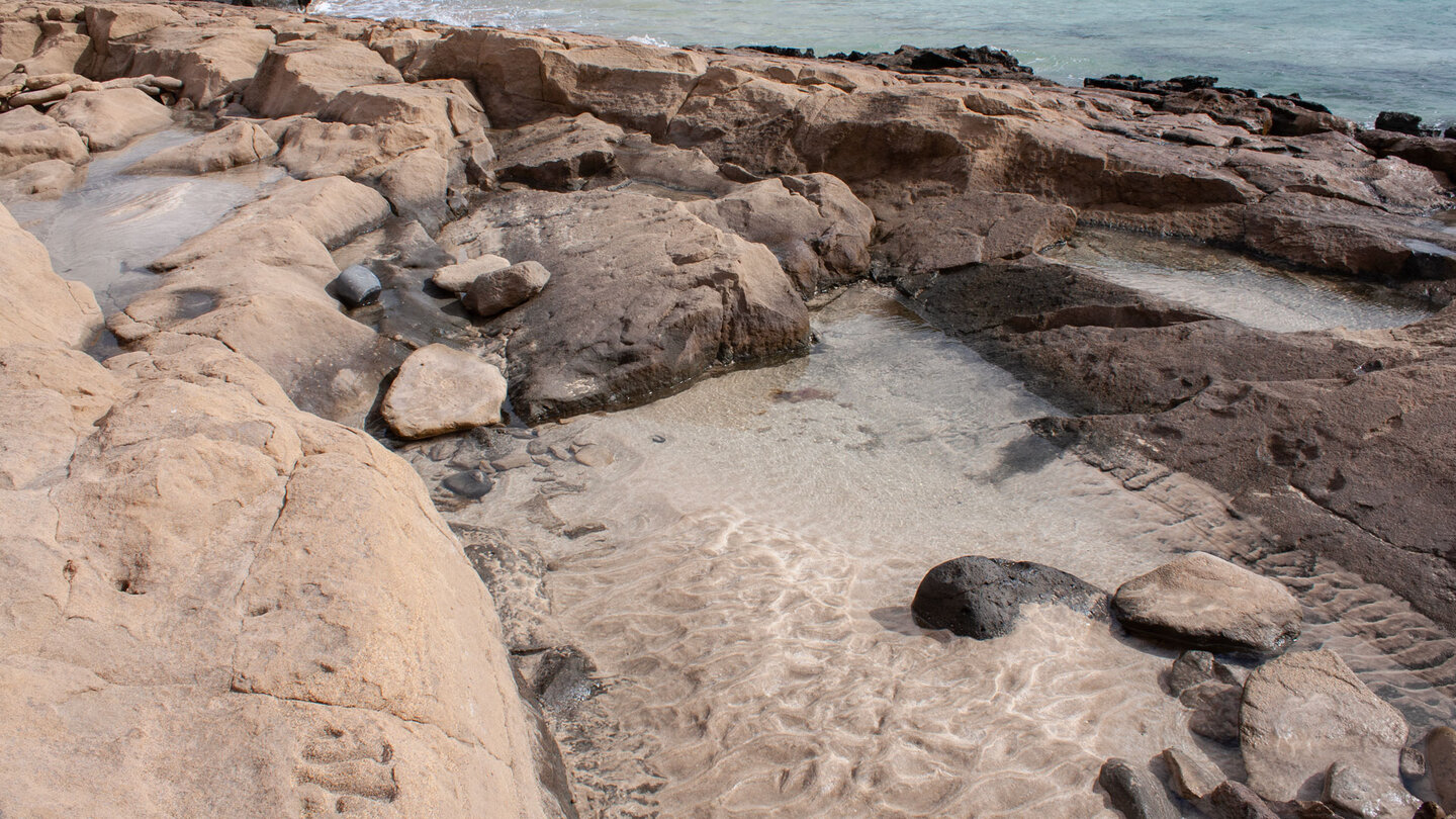 Felsformationen vor der Lagune an der Bahía del Salado