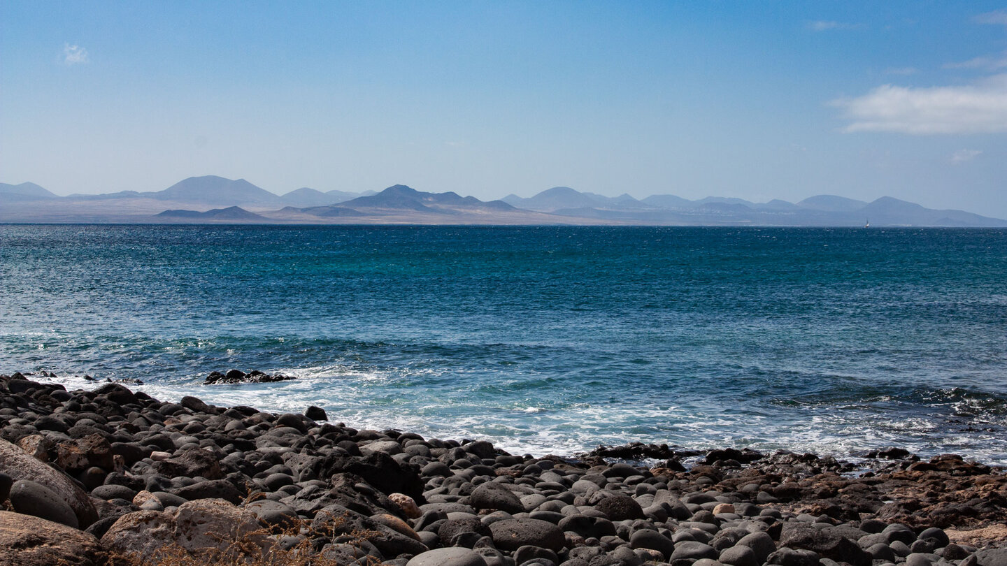 Blick auf die Vulkanketten von Lanzarote mit dem Sandstreifen El Jable