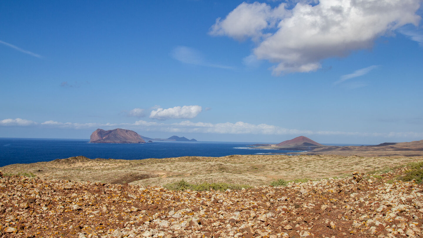 La Graciosa mit dem Montaña Bermeja und den Inseln Montaña Clara und Alegranza