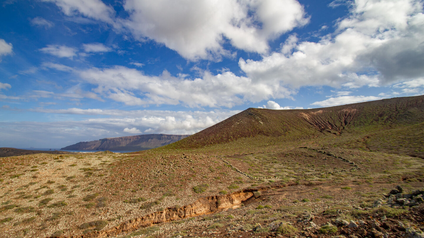 der Krater des Montaña Amarilla von der Westseite mit dem Famara-Massiv
