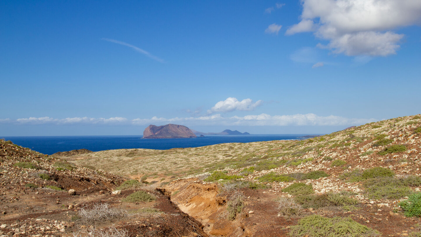 Blick über die Hügel Morros de las Carreras auf die Inseln Montaña Clara und Alegranza