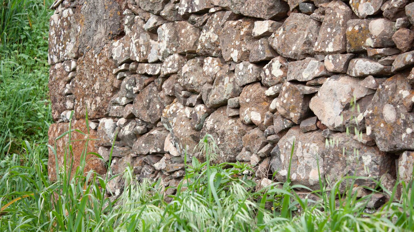 traditionelles Steinhaus aus Schichtmauern
