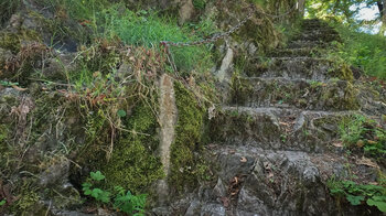 Stufen in der Burganlage des Chateau de Wildenstein