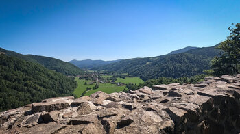 Blick vom Chateau de Wildenstein über das Tal der Thur