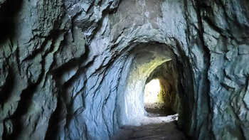 Zugang zur Ruine Wildenstein durch einen in den Fels geschlagenen Tunnel