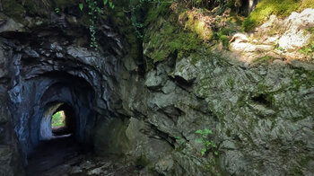 Weg zur Burg durch einen in den Fels gehauenen Tunnel