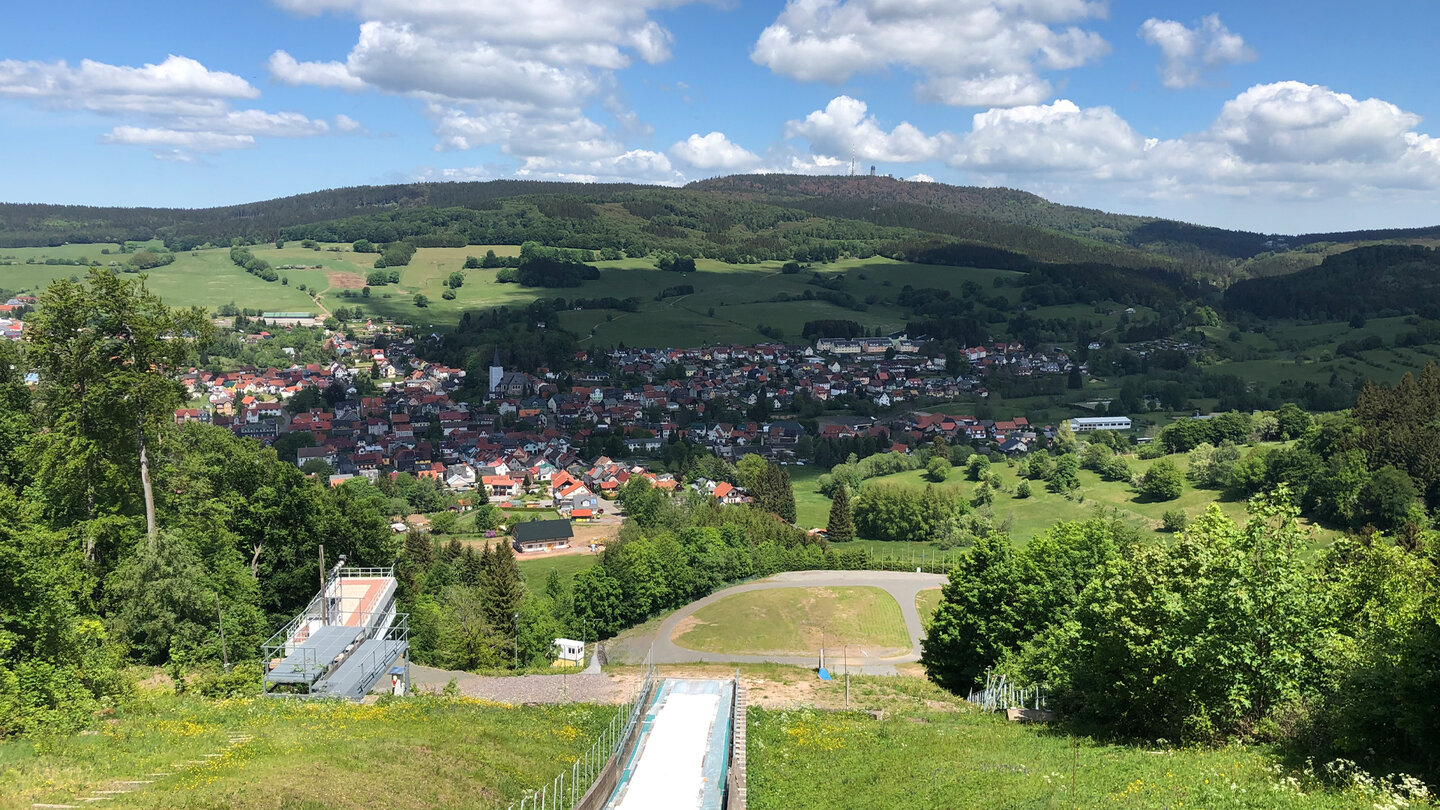 Blick auf Brotterode und den dahinter liegenden Iselberg Blick auf Brotterode und den dahinter liegenden Iselberg