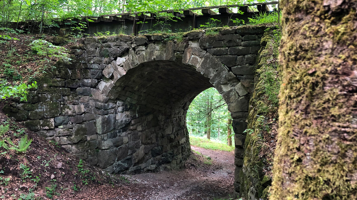 durch die Brücke an der alten Bahntrasse durch die Brücke an der Bahntrasse
