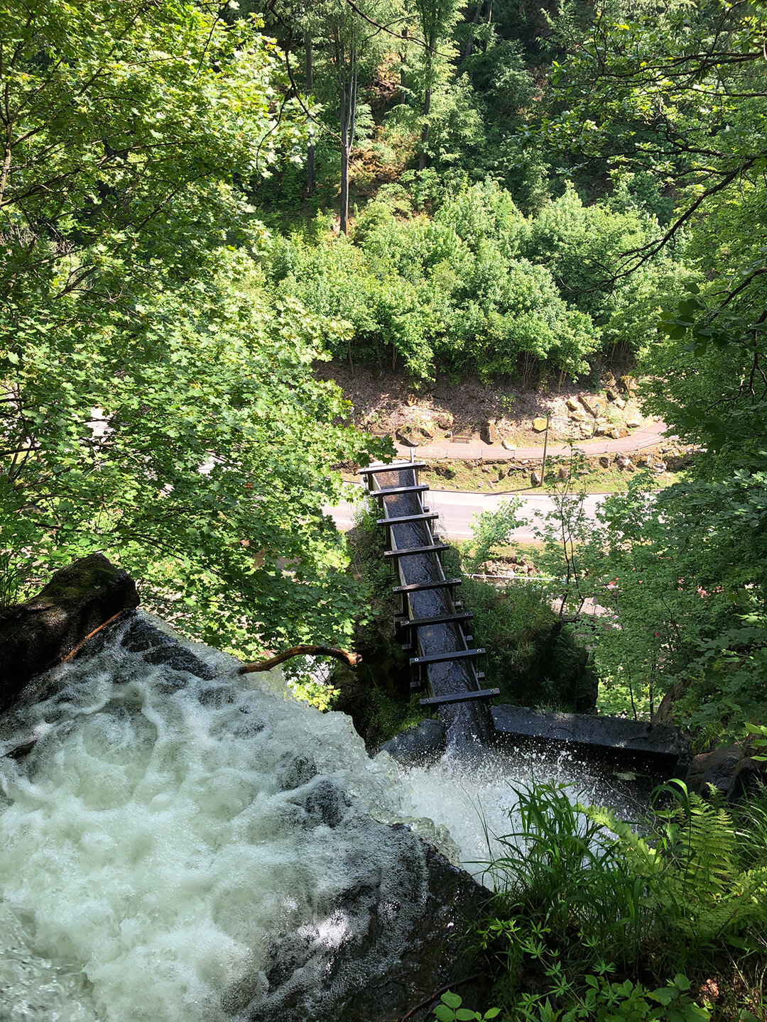 Blick hinunter am Trusetaler Wasserfall Blick hinunter am Trusetaler Wasserfall
