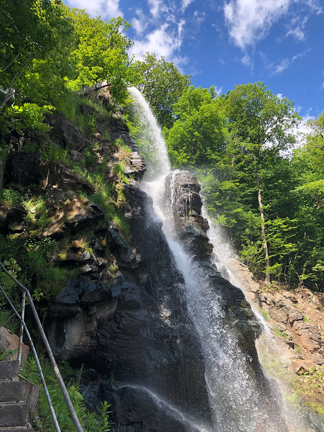 Am Felsen stürzt das Wasser des Trusetaler Wasserfalls Am Felsen stürzt das Wasser des Trusetaler Wasserfalls