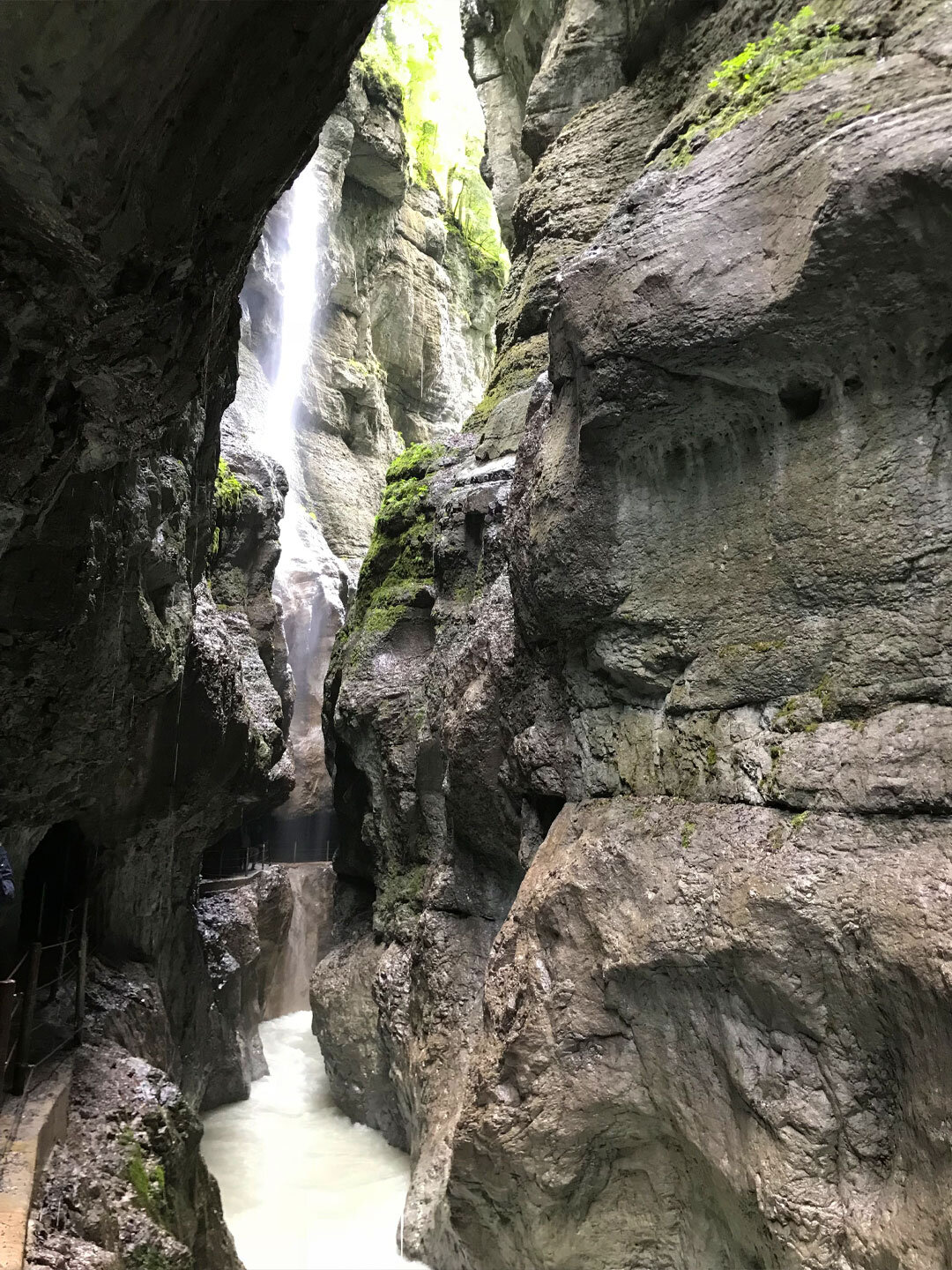gewaltige Felswände erheben sich in der Partnachklamm