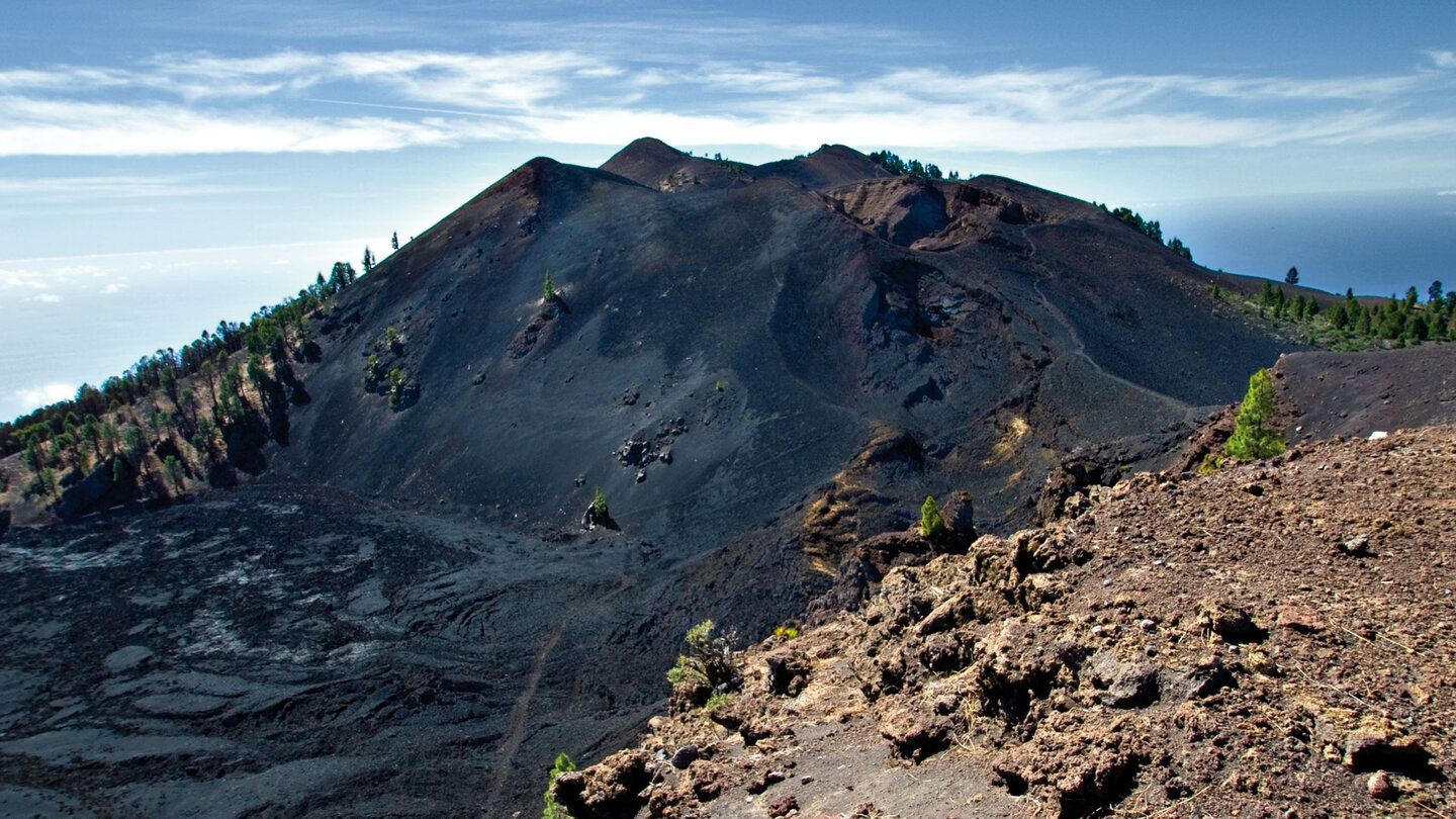 Blick auf den Montaña del Fraile mit Krater Duraznero auf La Palma Blick auf den Montaña del Fraile mit Krater Duraznero auf La Palma