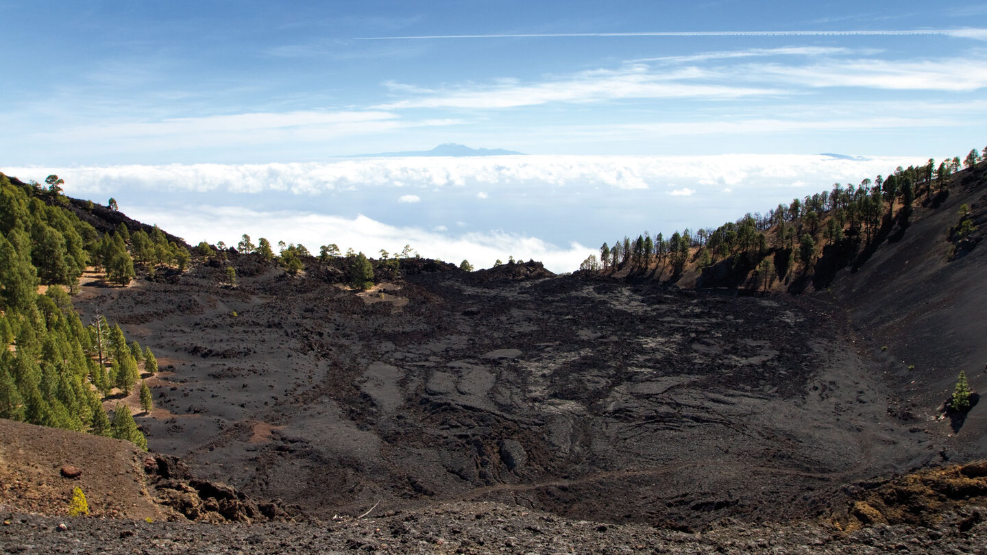der Lavasee Lavas la Malforada auf La Palma mit weitem Blick auf Teneriffa
