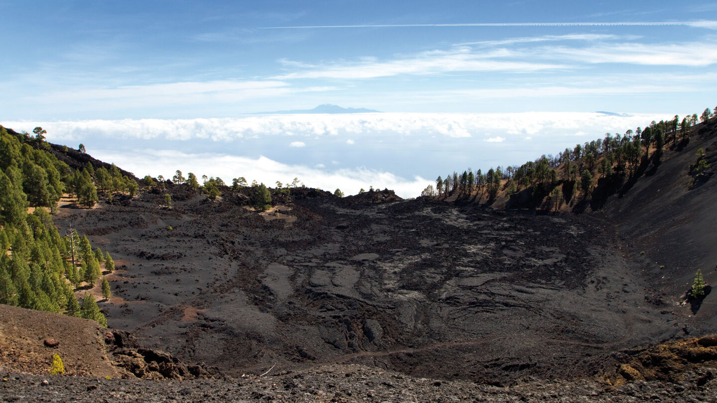 der Lavasee Lavas la Malforada auf La Palma mit weitem Blick auf Teneriffa der Lavasee Lavas la Malforada auf La Palma mit weitem Blick auf Teneriffa