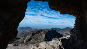 Felsenfenster mit Blick auf auf den Montaña del Aserrador