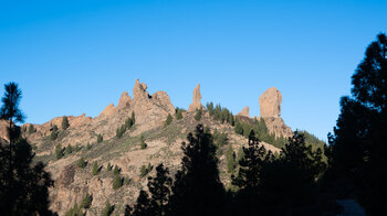 Blick vom Weg nach La Goleta zu den Felsformationen Roque Nublo, Rana und El Fraile