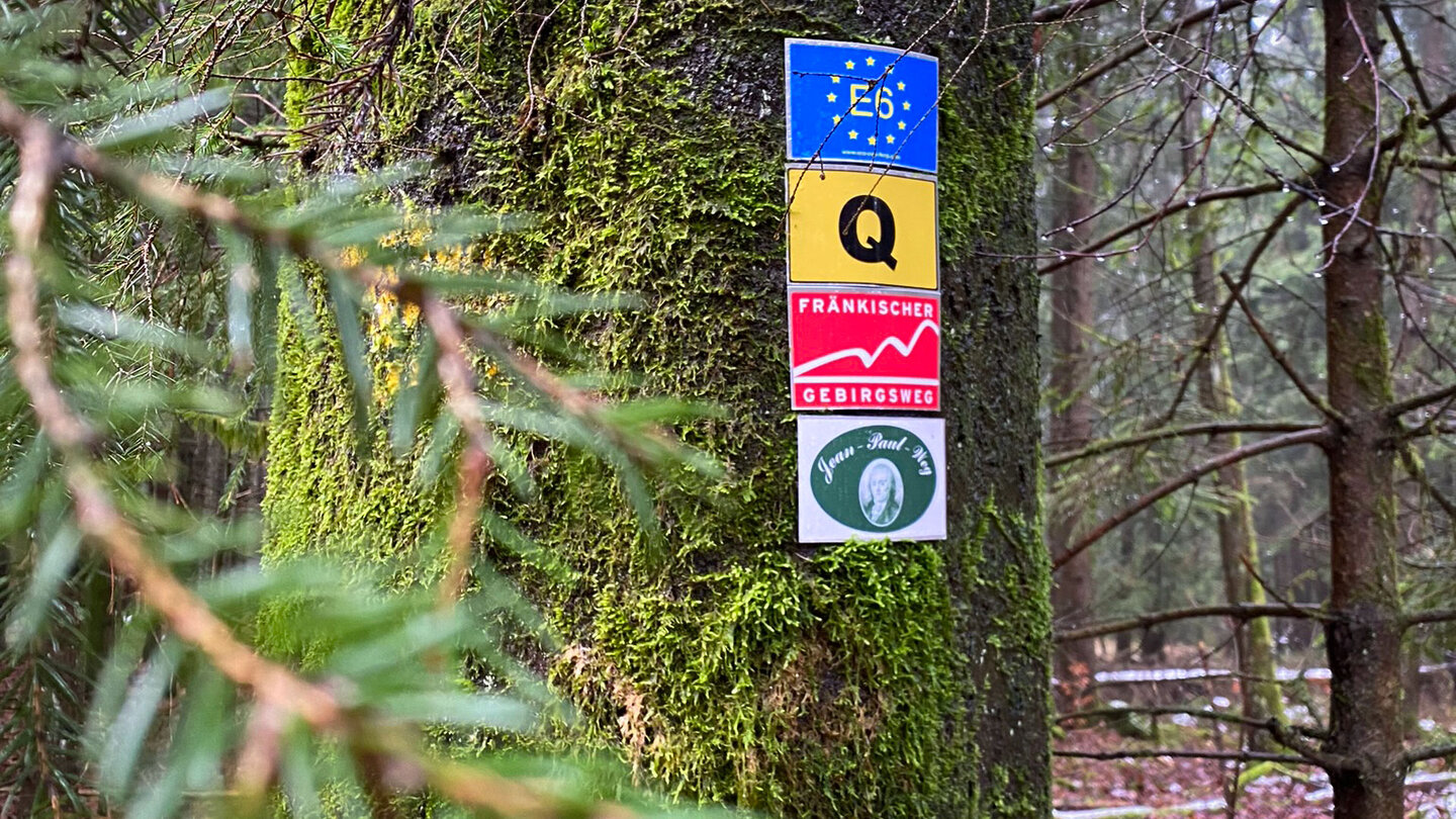 Markierungen auf dem Weg zur Kösseine