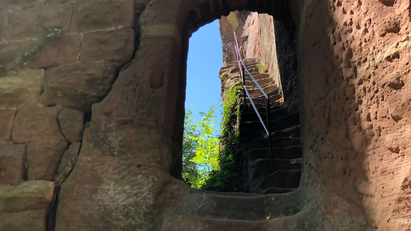 Durchgänge im Sandsteinfels der Ruine Altwindstein